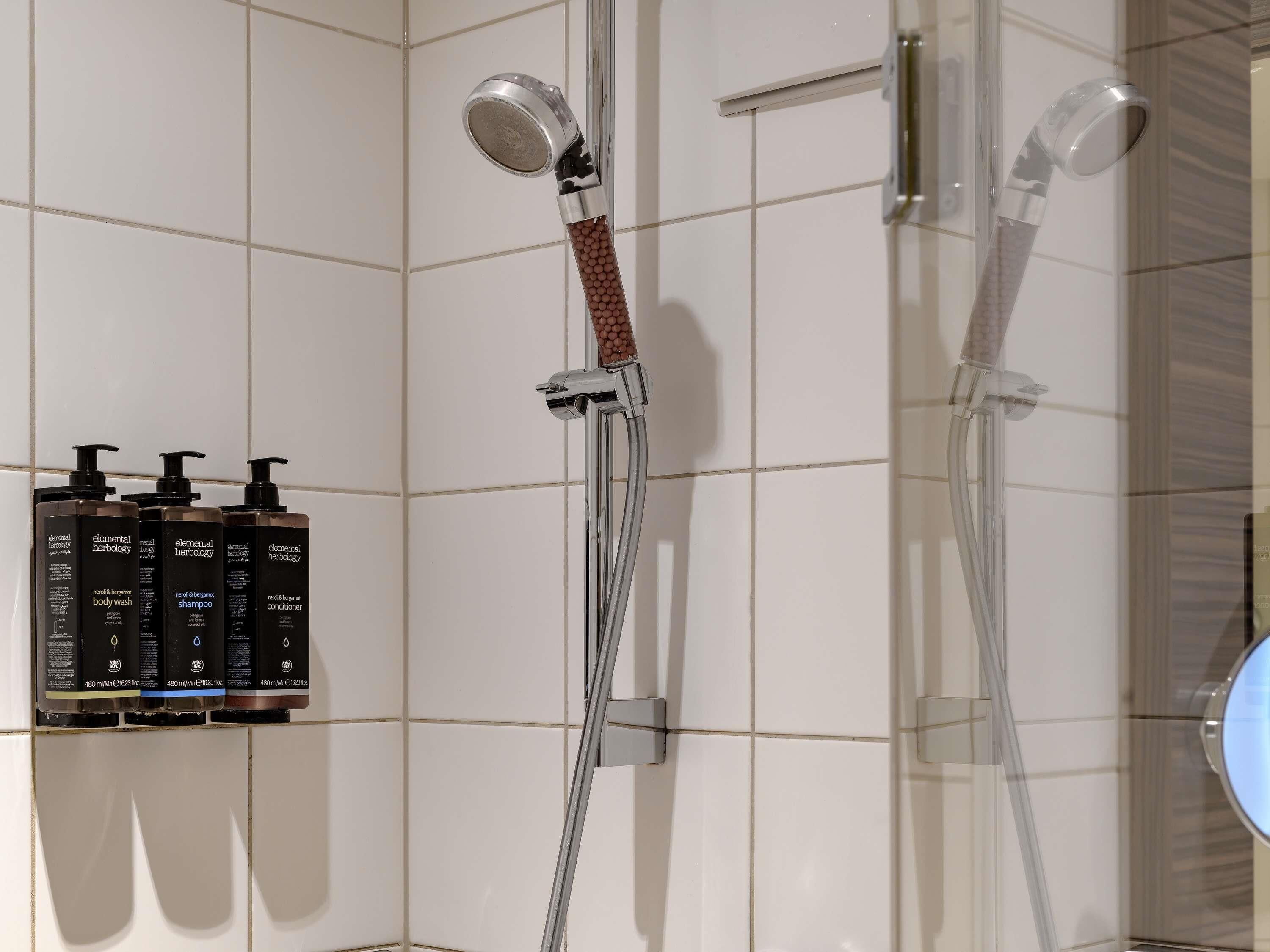 Literie hypoallergénique, coffres-forts dans les chambres, bureau