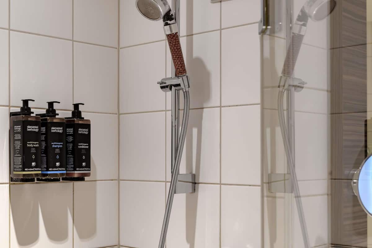 Literie hypoallergénique, coffres-forts dans les chambres, bureau