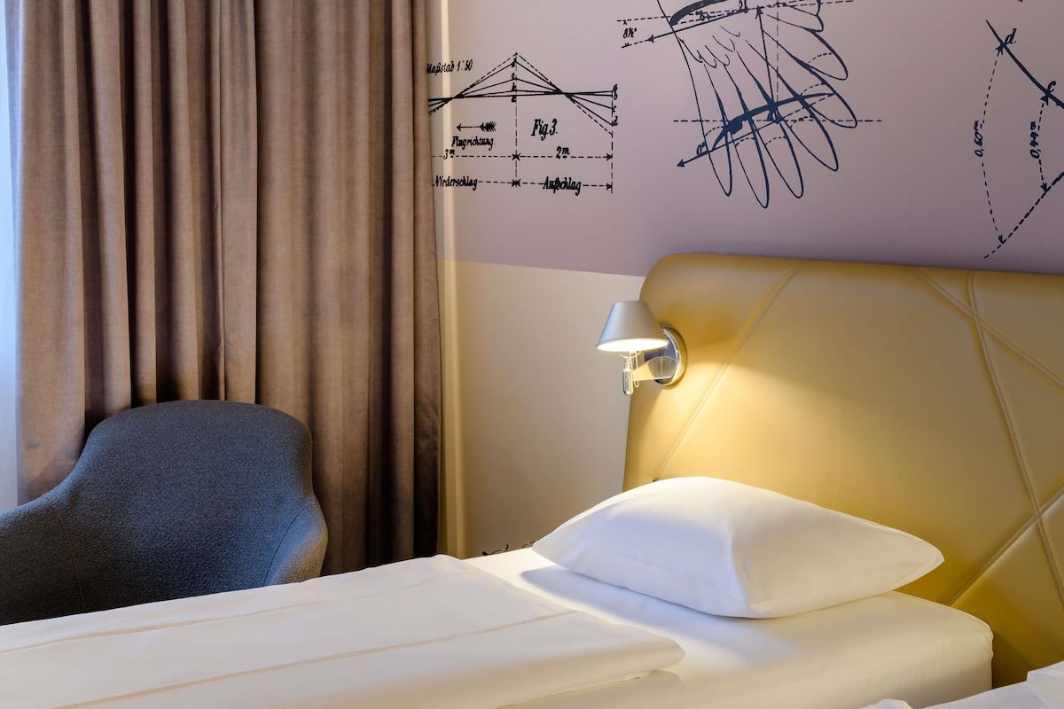 Literie hypoallergénique, coffres-forts dans les chambres, bureau