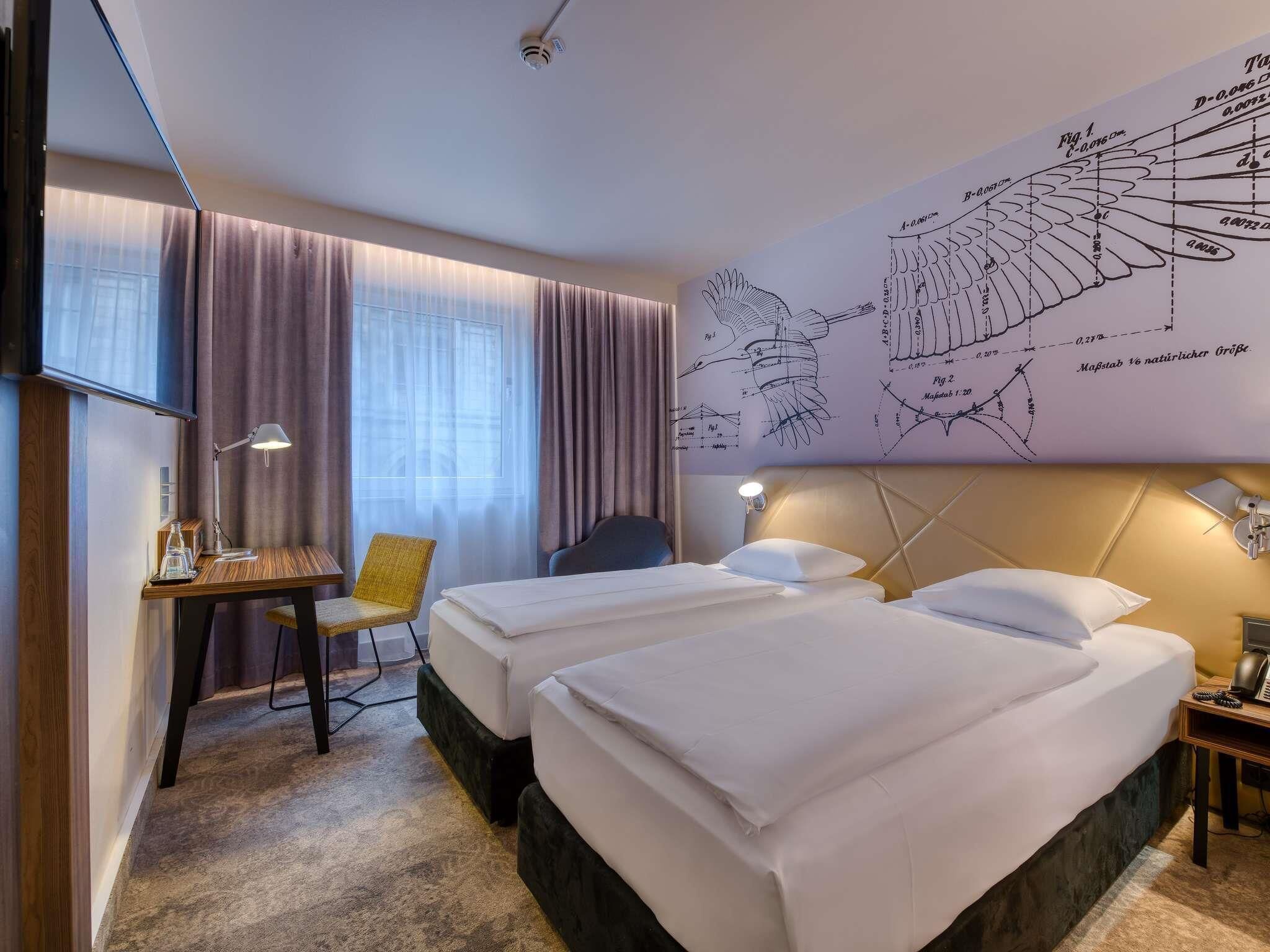 Twin kamer, 2 eenpersoonsbedden | Hypoallergeen beddengoed, een kluis op de kamer, een bureau