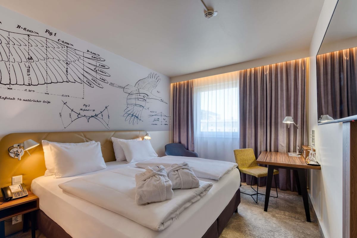 Privilege, Room, 1 Double Bed | Hypo-allergenic bedding, in-room safe, desk, blackout curtains