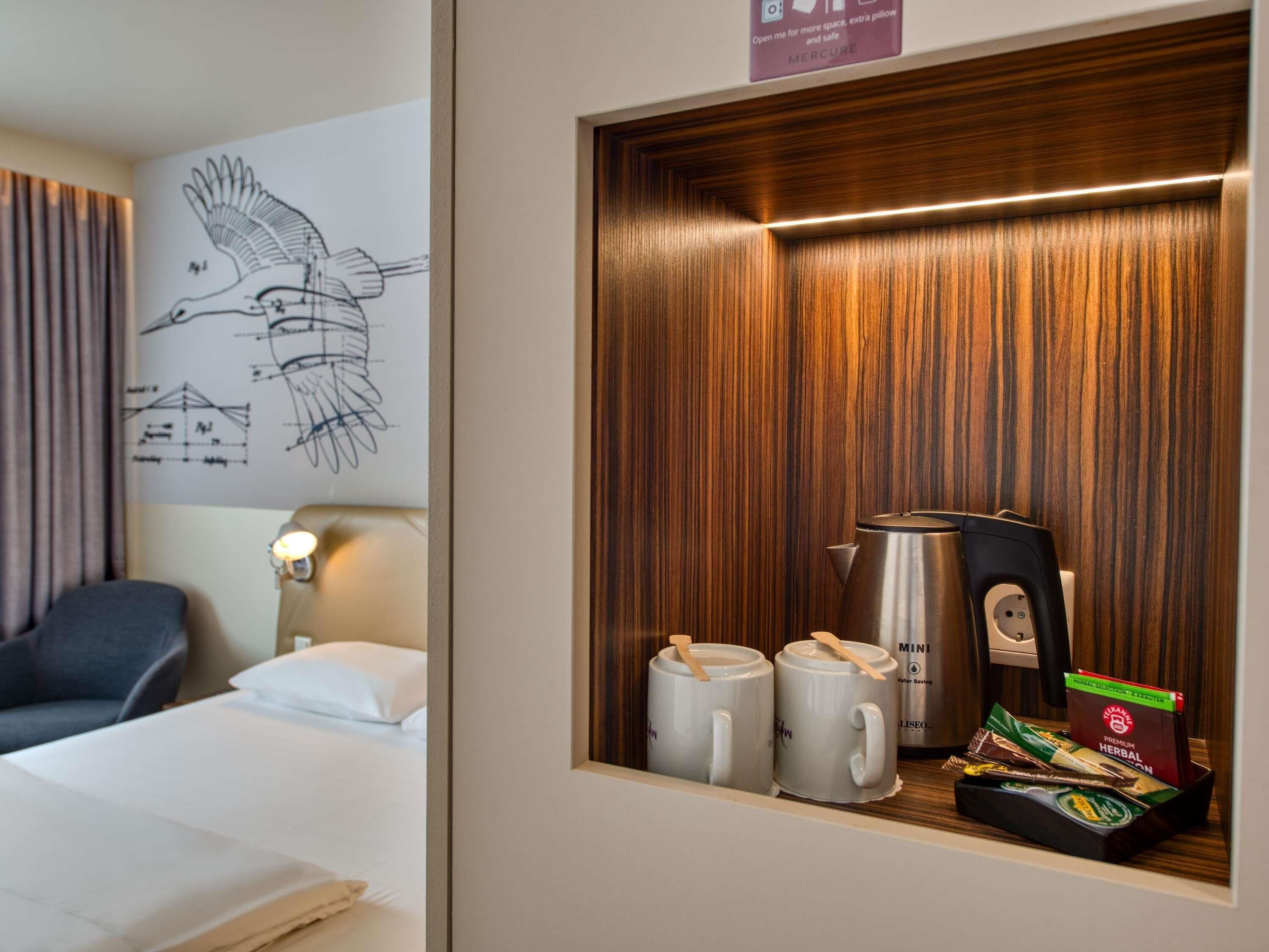 Hypo-allergenic bedding, in-room safe, desk, blackout curtains