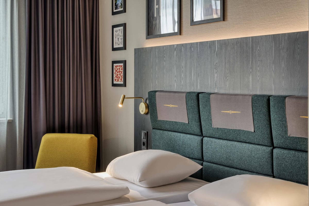 Habitación superior, 2 camas individuales | Ropa de cama de alta calidad y edredón