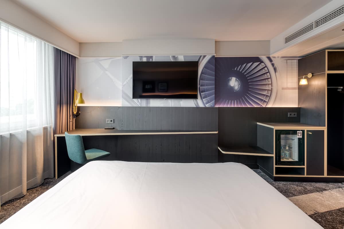 Premium bedding, down comforters, in-room safe, desk