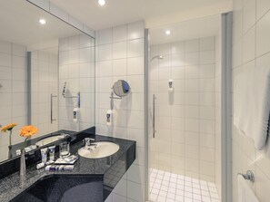 Phòng phong cách cổ điển, 2 giường đơn | Bộ đồ giường cao cấp, chăn bông, két bảo mật tại phòng, bàn 