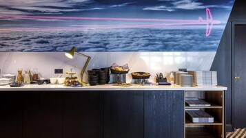 Tägliches großes Frühstück (24.00 EUR pro Person)