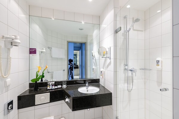 Shower, eco-friendly toiletries, hair dryer, towels - Mercure Hotel Frankfurt Eschborn Helfmann-Park (Eschborn)