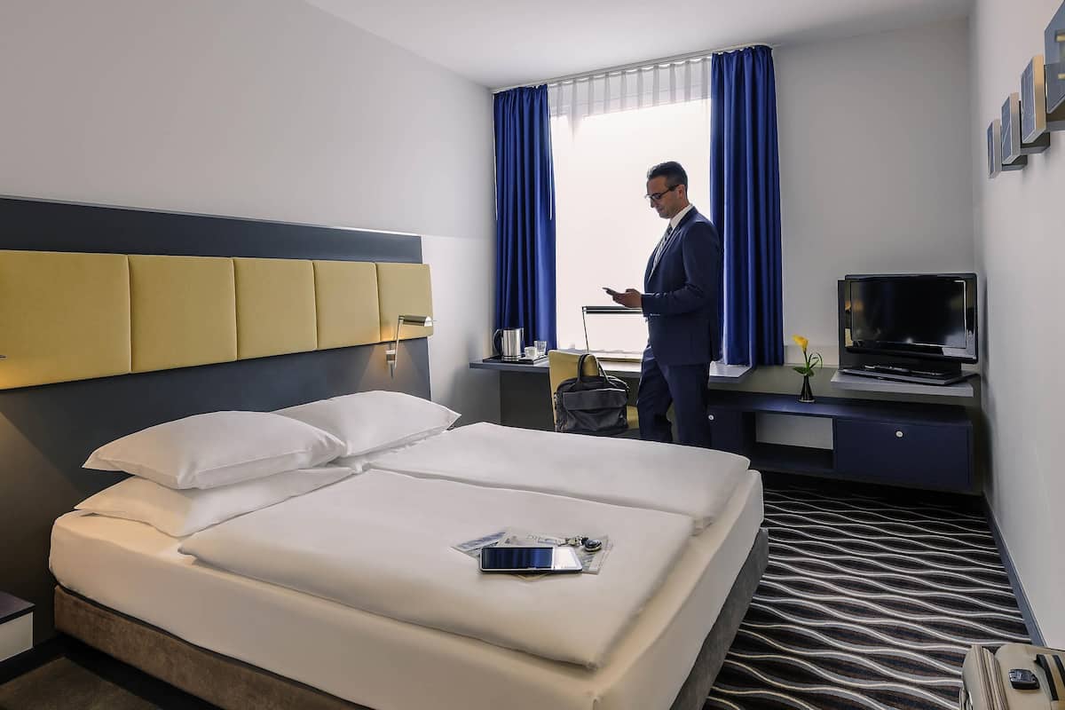 Hypo-allergenic bedding, in-room safe, desk, blackout curtains