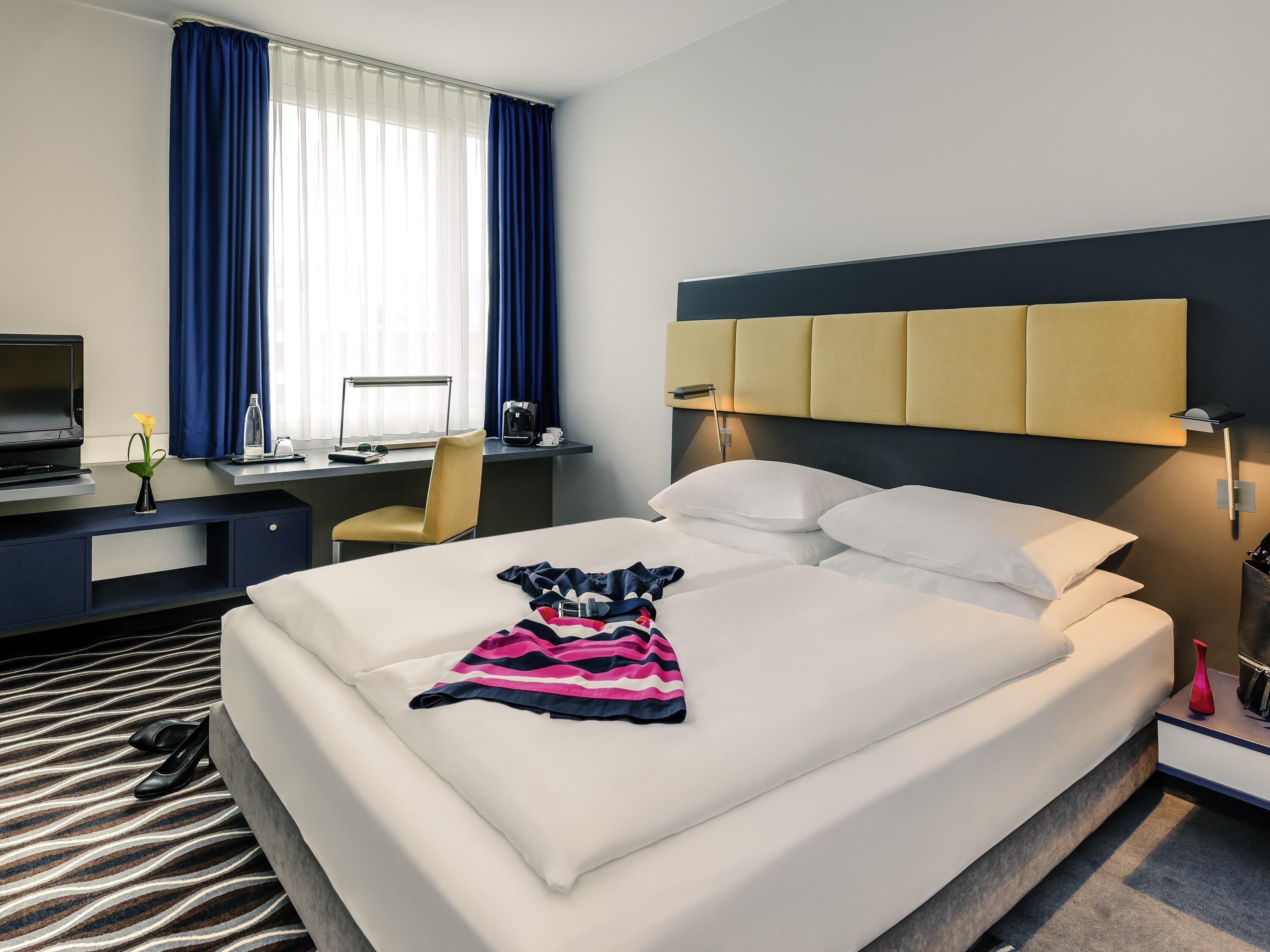 Hypo-allergenic bedding, in-room safe, desk, blackout curtains