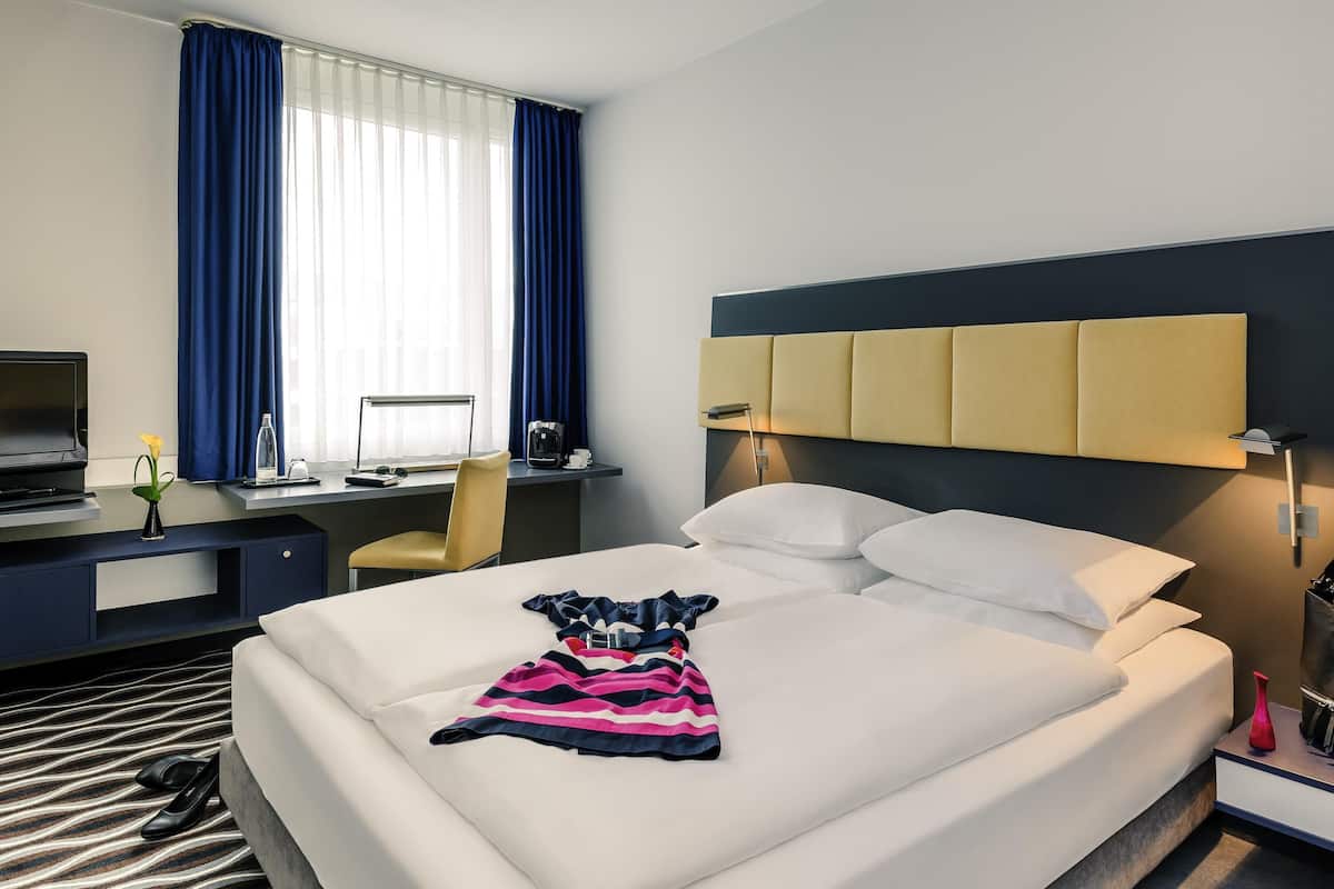 Hypo-allergenic bedding, in-room safe, desk, blackout curtains