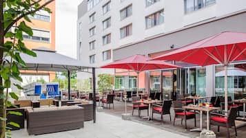 Petit déjeuner et déjeuner servis sur place, restauration en plein air