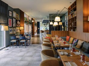 Serveert ontbijt, lunch, diner, Mediterrane gerechten, buitendiner 