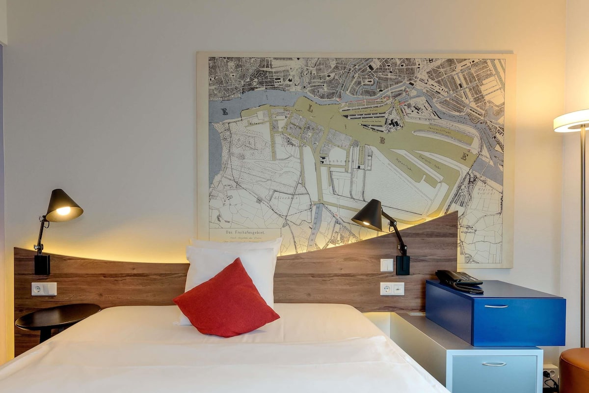 Chambre Deluxe, 1 lit double | Literie hypoallergénique, coffres-forts dans les chambres, bureau