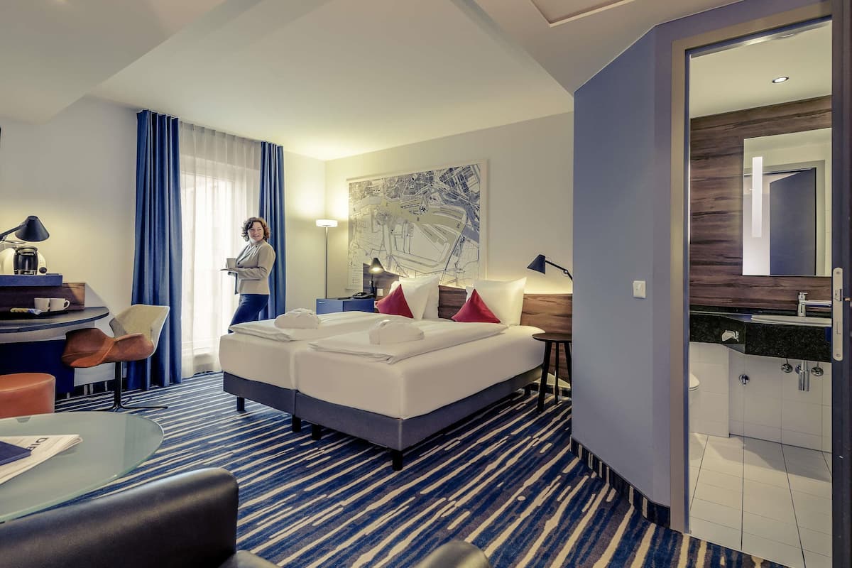 Privilege Room with King Size Bed, Courtyard Location | Peralatan tempat tidur hipoalergenik, peti besi dalam bilik, meja