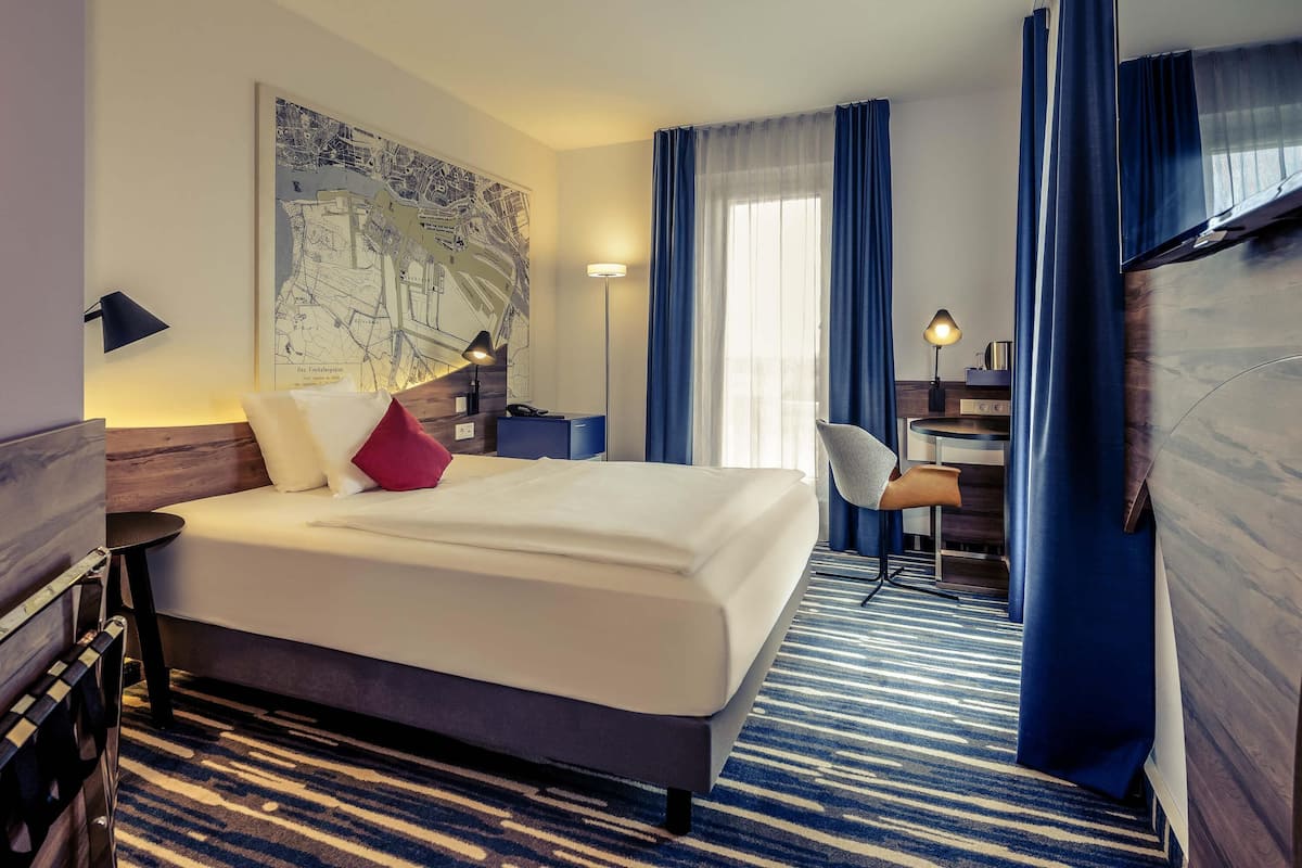 Hypo-allergenic bedding, in-room safe, desk, laptop workspace