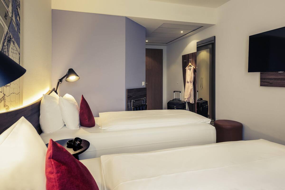 Standard Room, 2 Single Beds | Hypo-allergenic bedding, in-room safe, desk, laptop workspace