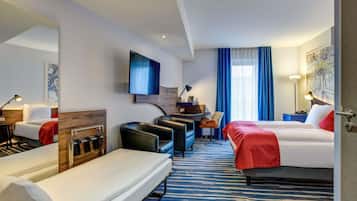 Privilege Room with King Size Bed, Courtyard Location | Roupas de cama antialérgicas, cofres nos quartos, escrivaninha