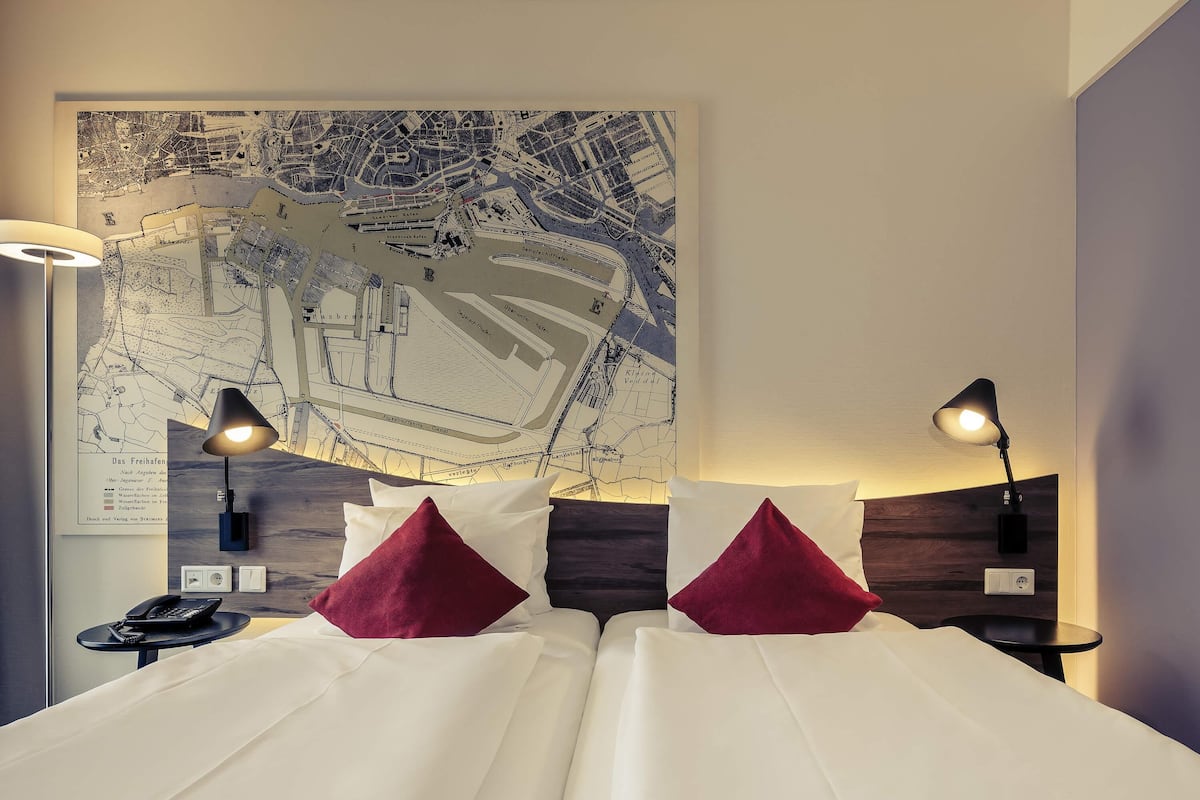 Habitación estándar, 1 cama matrimonial | Ropa de cama hipoalergénica y caja de seguridad en la habitación