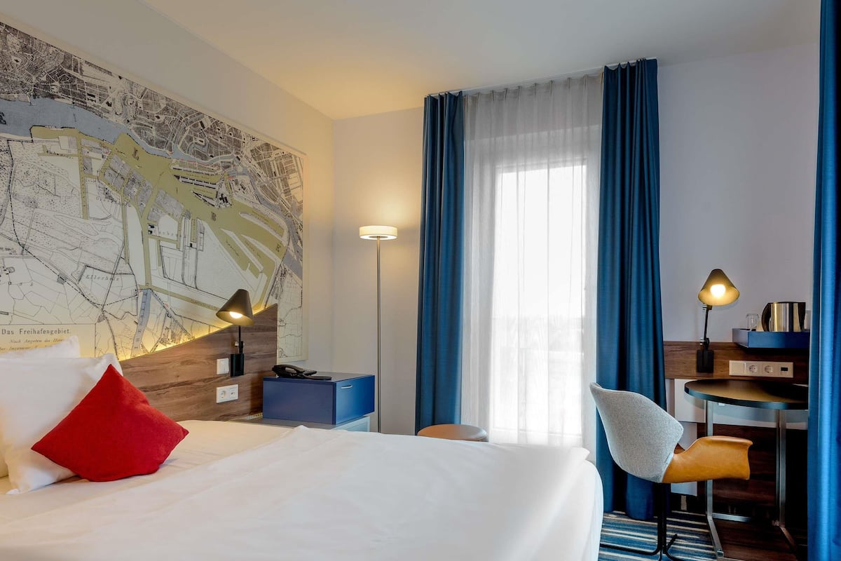 Deluxe Room, 1 Double Bed | Hypo-allergenic bedding, in-room safe, desk, laptop workspace