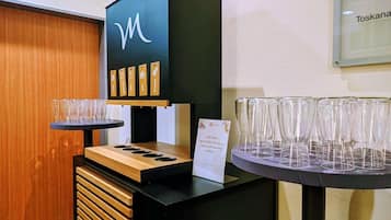 Una zona de bar con un mostrador de madera, un cartel con un logotipo y una señalización en la pared con texto.