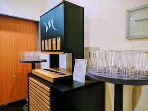 Uma área de bar com balcão de madeira, uma placa com logotipo e uma placa na parede.