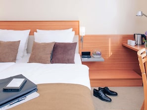 Escriptori, cortines opaques i habitacions insonoritzades