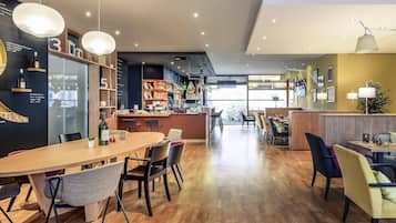 Bar (trong khuôn viên)