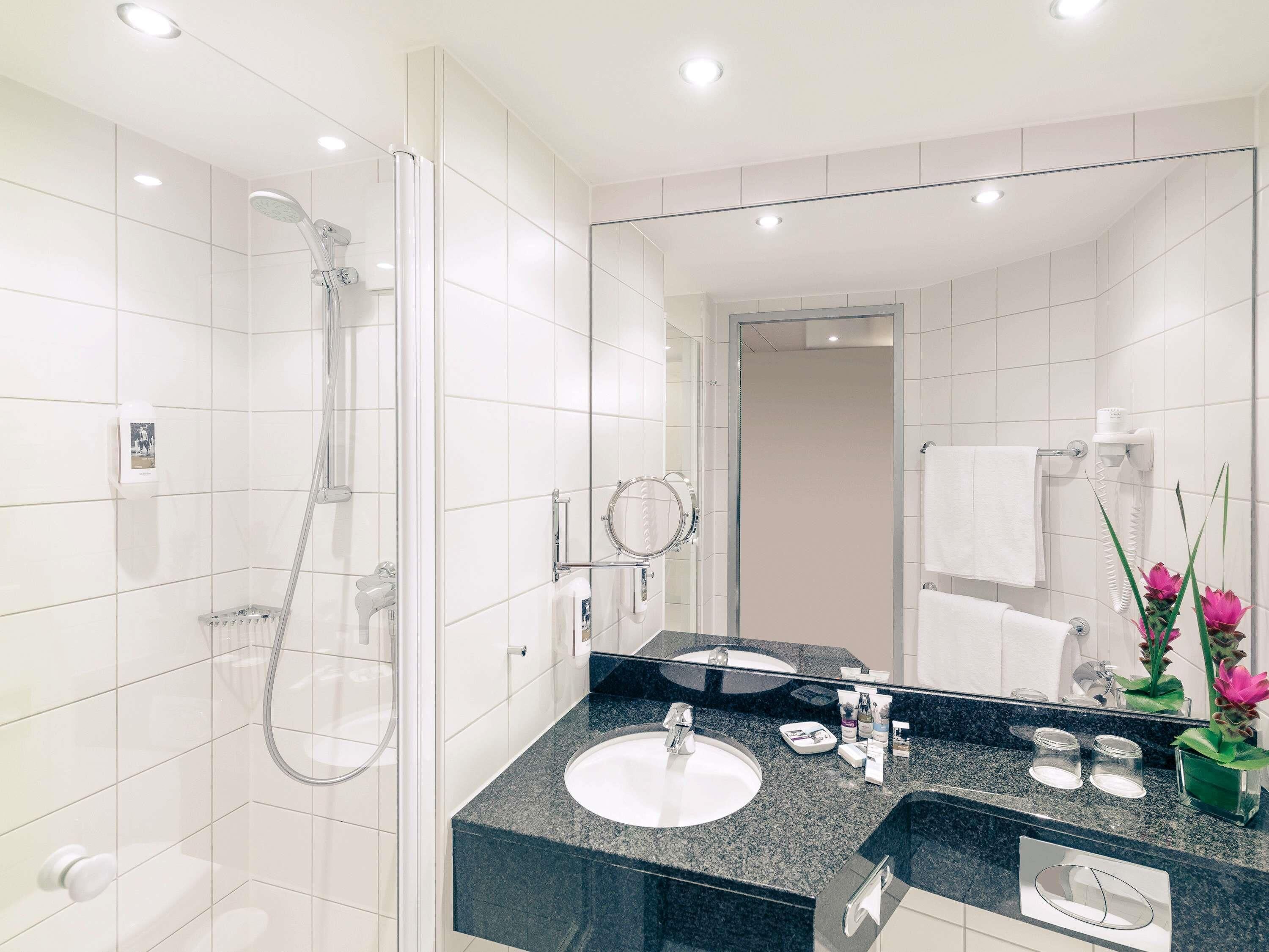 مكتب وستائر تعتيم وتجهيزات عازلة للصوت ومكواة/لوح كي