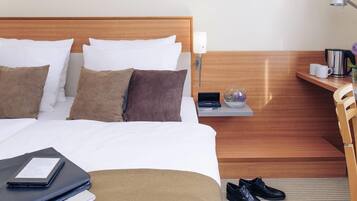 Una scrivania, tende oscuranti, insonorizzazione, ferro/asse da stiro