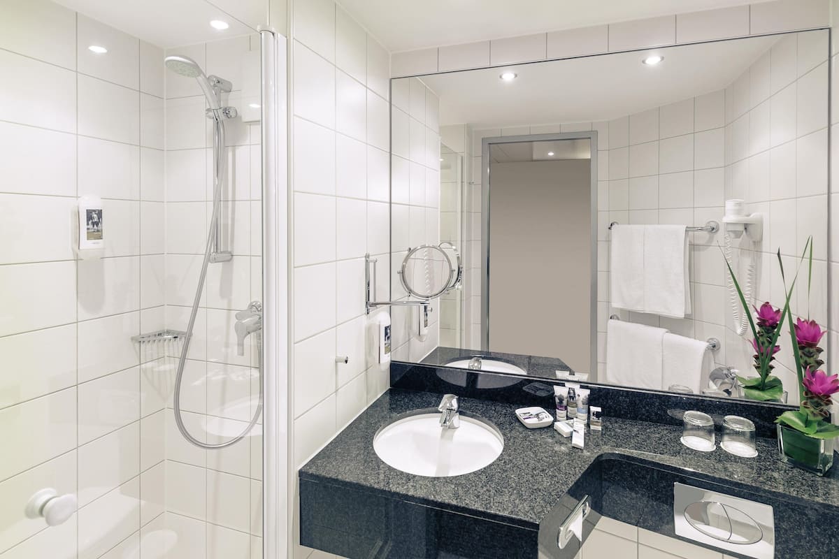 Escriptori, cortines opaques i habitacions insonoritzades