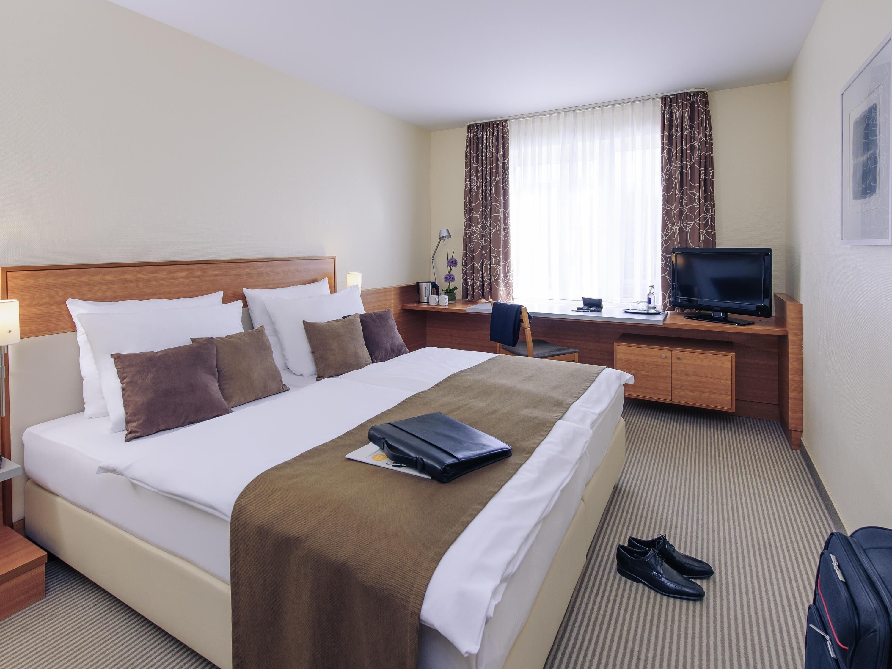 Skrivbord, mörkläggningsgardiner, ljudisolering och strykjärn/strykbräda