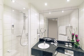 Dusche, umweltfreundliche Kosmetikartikel, Haartrockner, Handtücher