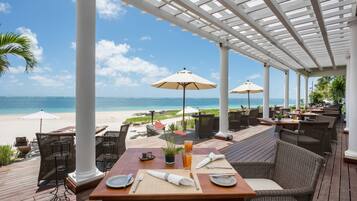 2 restaurants, breakfast served