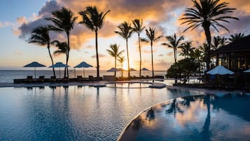 Piscine extérieure, tentes de plage, chaises longues