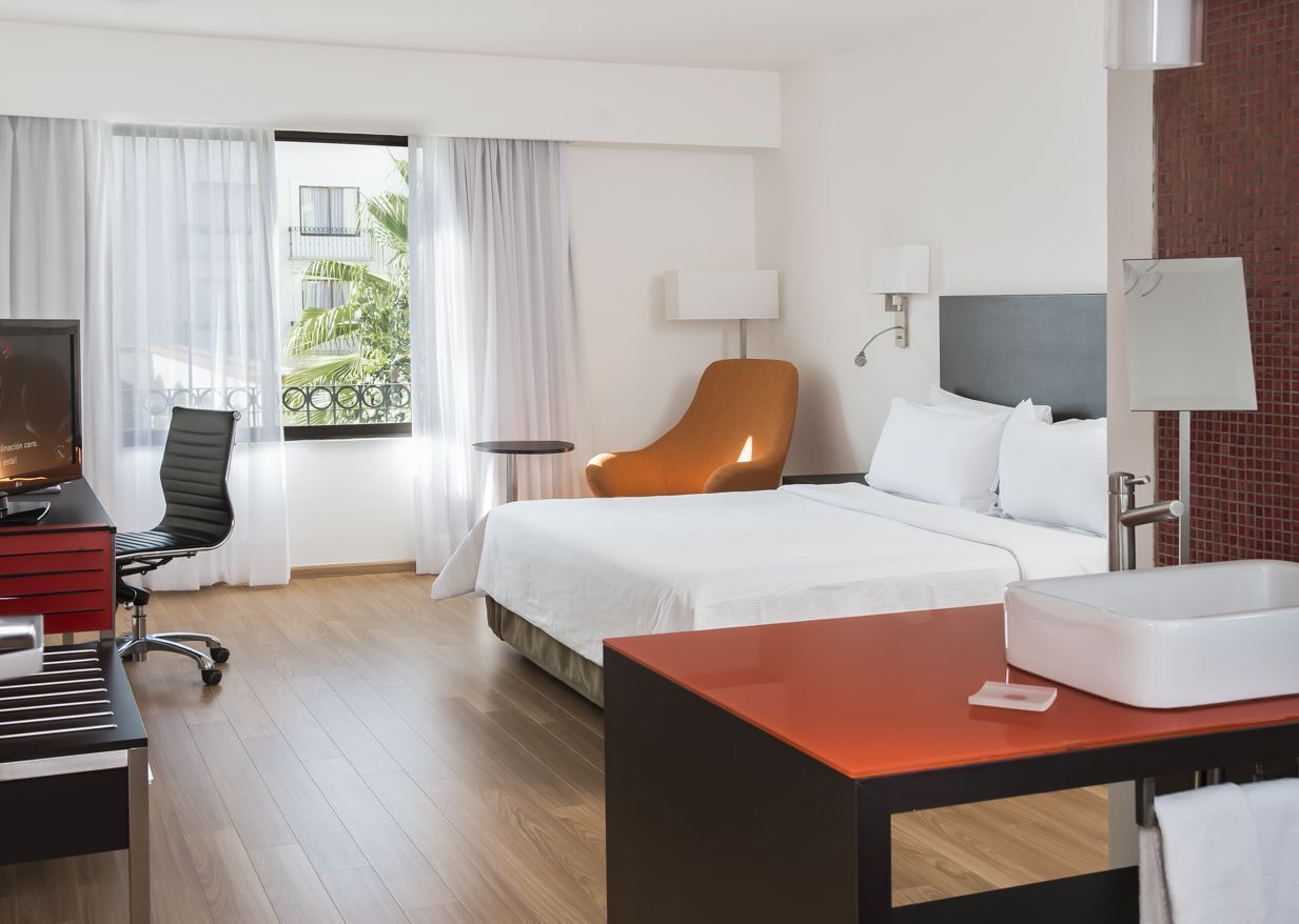 خزنة داخل الغرفة ومكتب ومكواة/لوح كي وأسرّة أطفال/رضّع (مجانًا)