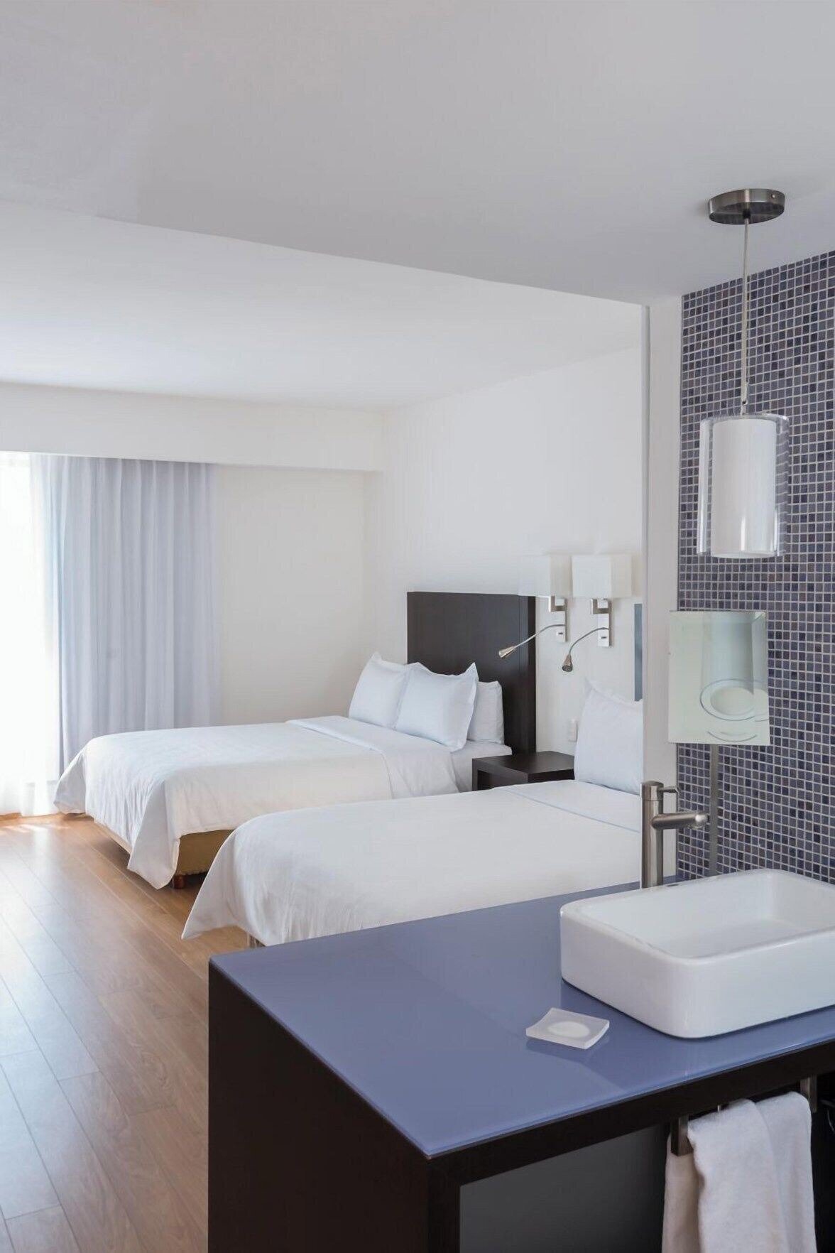 خزنة داخل الغرفة ومكتب ومكواة/لوح كي وأسرّة أطفال/رضّع (مجانًا)