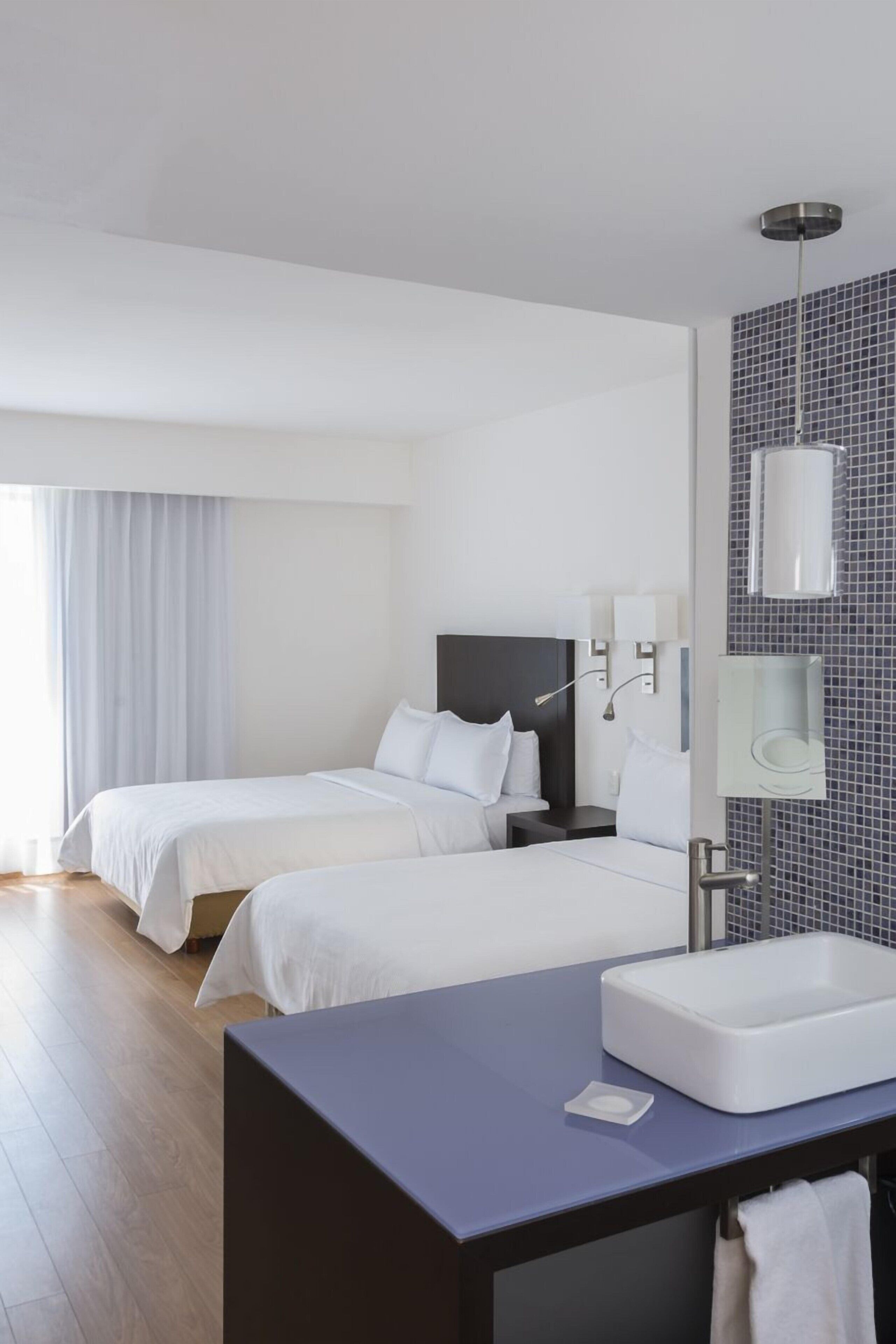 خزنة داخل الغرفة ومكتب ومكواة/لوح كي وأسرّة أطفال/رضّع (مجانًا)