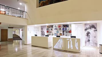 Lobby lounge