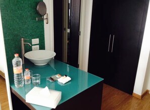 Dusche, kostenlose Toilettenartikel, Haartrockner, Handtücher