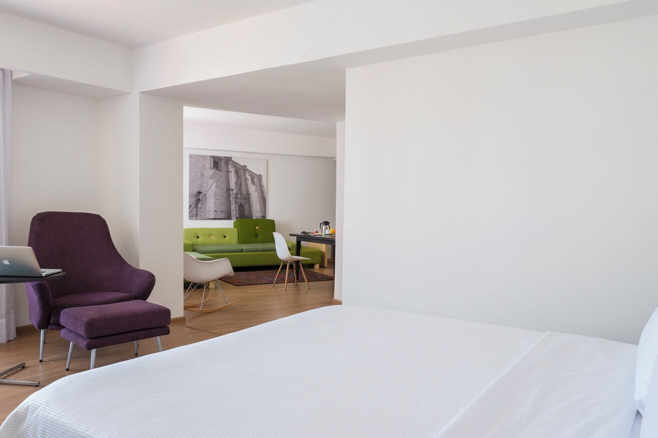 خزنة داخل الغرفة ومكتب ومكواة/لوح كي وأسرّة أطفال/رضّع (مجانًا)