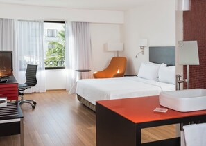 In-room safe, desk, iron/ironing board, free cribs/infant beds - Fiesta Inn Queretaro (Querétaro)