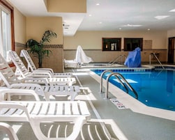 Una piscina techada, sillones reclinables de piscina