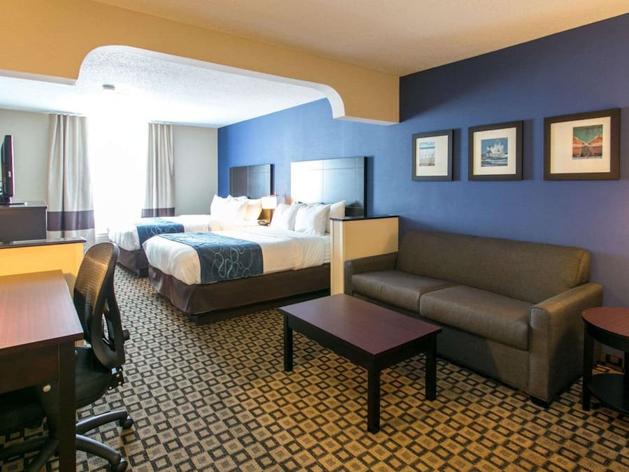 Suite, ikke-røyk (2 Queen beds With Sofa bed) | Skrivebord, blendingsgardiner, lydisolert og strykejern/-brett