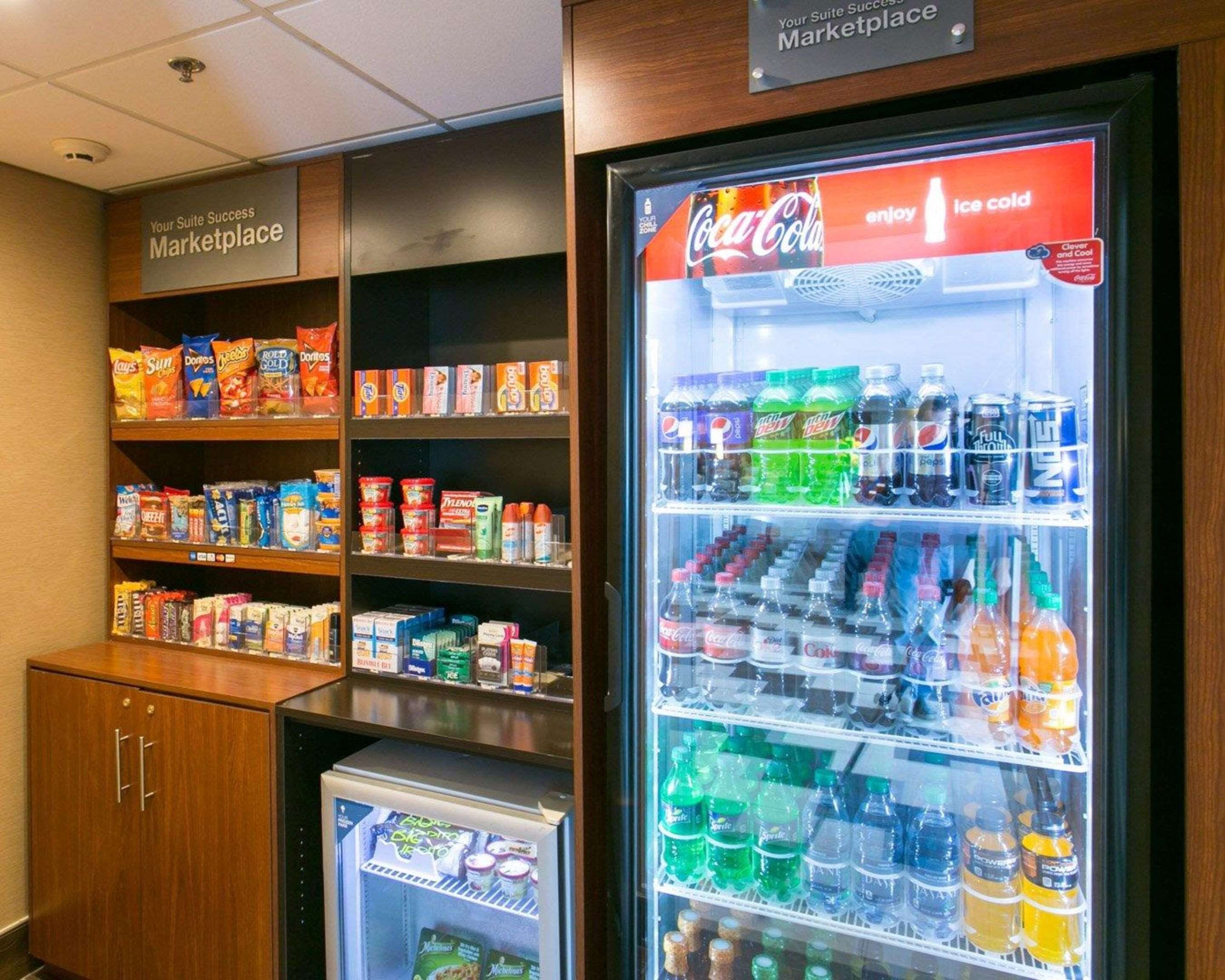 Ein Getränkeautomat, gefüllt mit verschiedenen Getränken und Snacks, darunter Coca-Cola, Pepsi und Mountain Dew.