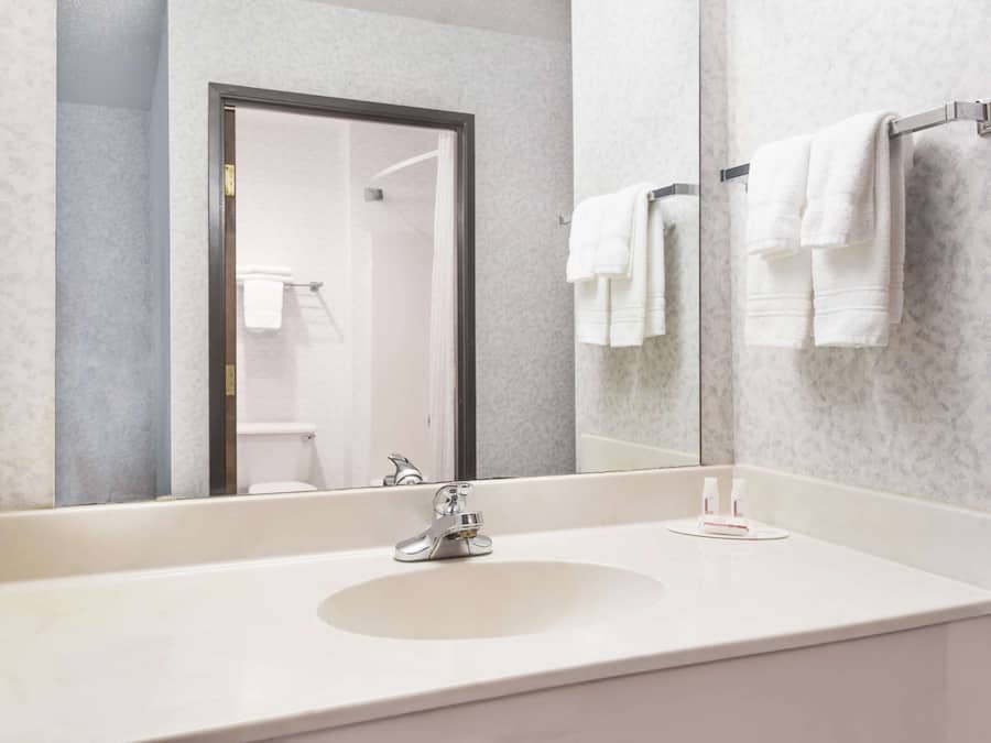 Combined shower/bathtub, deep-soaking bathtub, hydromassage showerhead