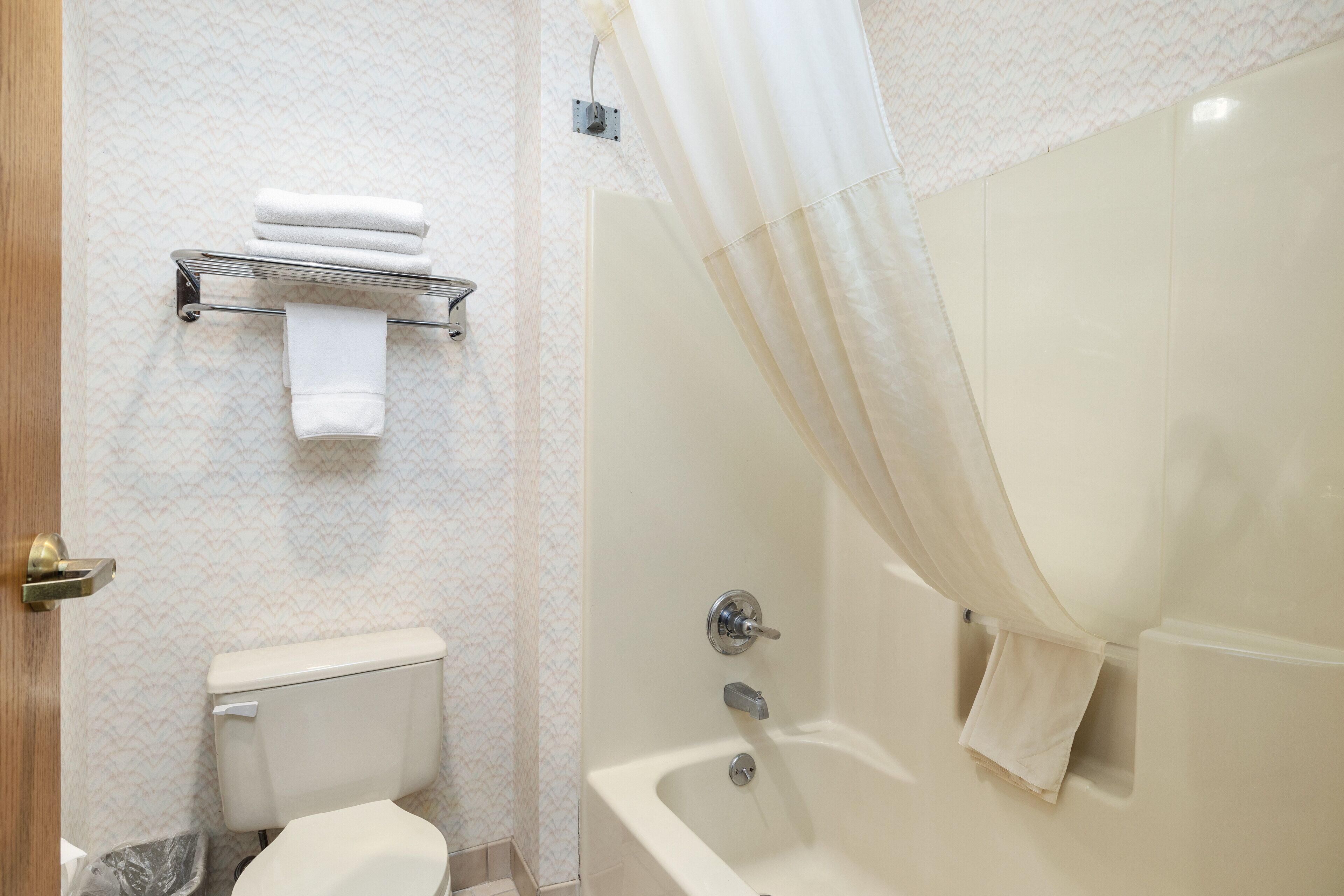 Habitación, 2 camas Queen size, para no fumadores, refrigerador y microondas | Baño | Tina con regadera, tina profunda, regadera con hidromasaje 
