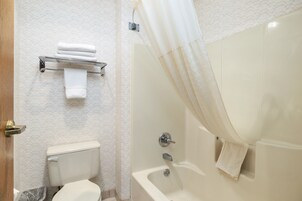 Quarto, 2 camas Queen, para não fumantes, geladeira e micro-ondas | Banheiro | Chuveiro/banheira combinados, banheira de imersão