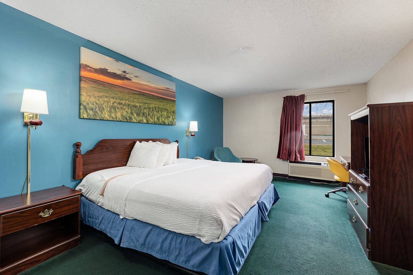 Room, 1 King Bed, Non Smoking, Refrigerator & Microwave | Premium bedding, down duvets, memory-foam beds, individually furnished