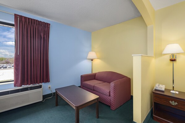 Deluxe Room, 1 King Bed, Non Smoking, Refrigerator & Microwave - Days Inn by Wyndham Battlefield Rd/Hwy 65 (Springfield)