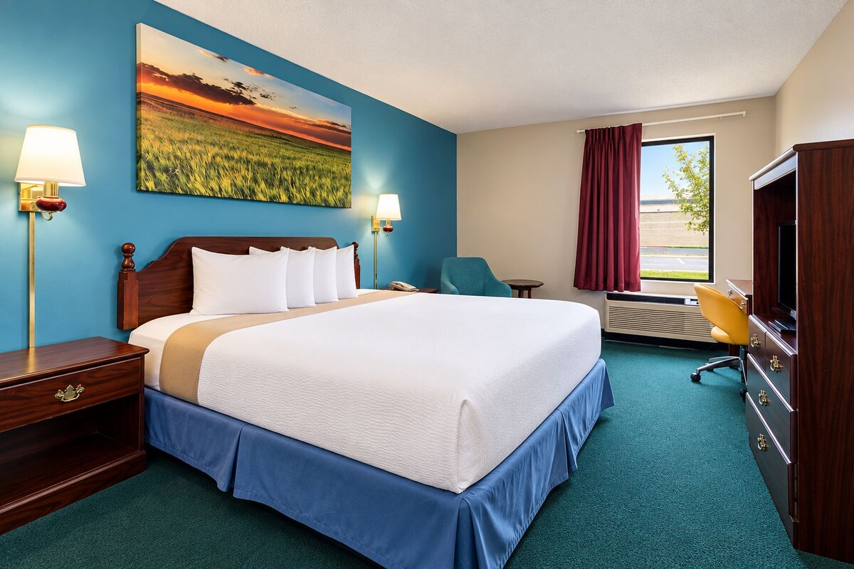 Room, 1 King Bed, Non Smoking, Refrigerator & Microwave | Premium bedding, down duvets, memory-foam beds, free WiFi